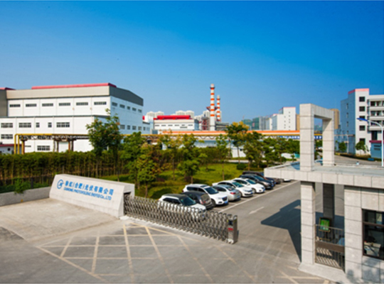 安徽省合肥生产基地
彩红（合肥）光伏有限公司位于安徽省合肥市新站区，2010年10月注册成立，占地510余亩，拥有引出量800T/D和750T/D全氧燃烧玻璃窑炉各一座，在建引出量750T/D玻璃窑炉一座。三座密炉共配套 14条全自动、智能化光伏玻璃深加工生产线，全面兼容1.6-3.2mm光伏玻璃生产，年生产能力9300万m2。
 