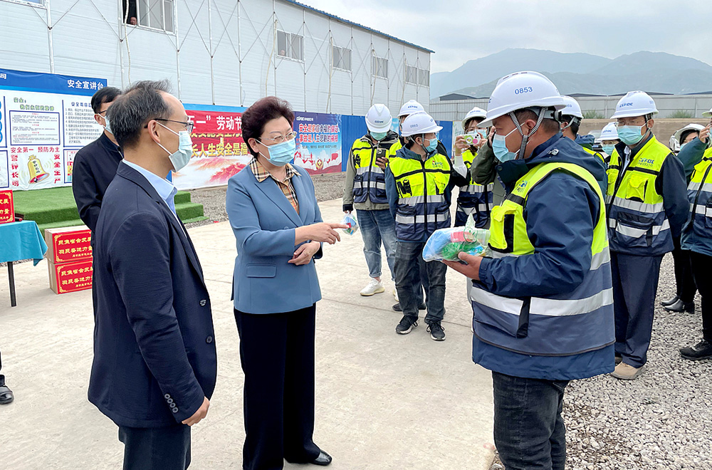 石家庄市总工会到公司普兴电子搬迁项目开展劳动节慰问活动