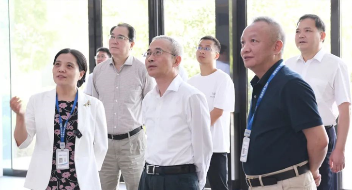 上海市政协副主席、市工商联主席寿子琪带队调研华大半导体并召开提案专题视察调研座谈会