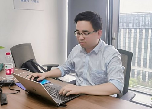 榜样的力量｜追求卓越 始终如一