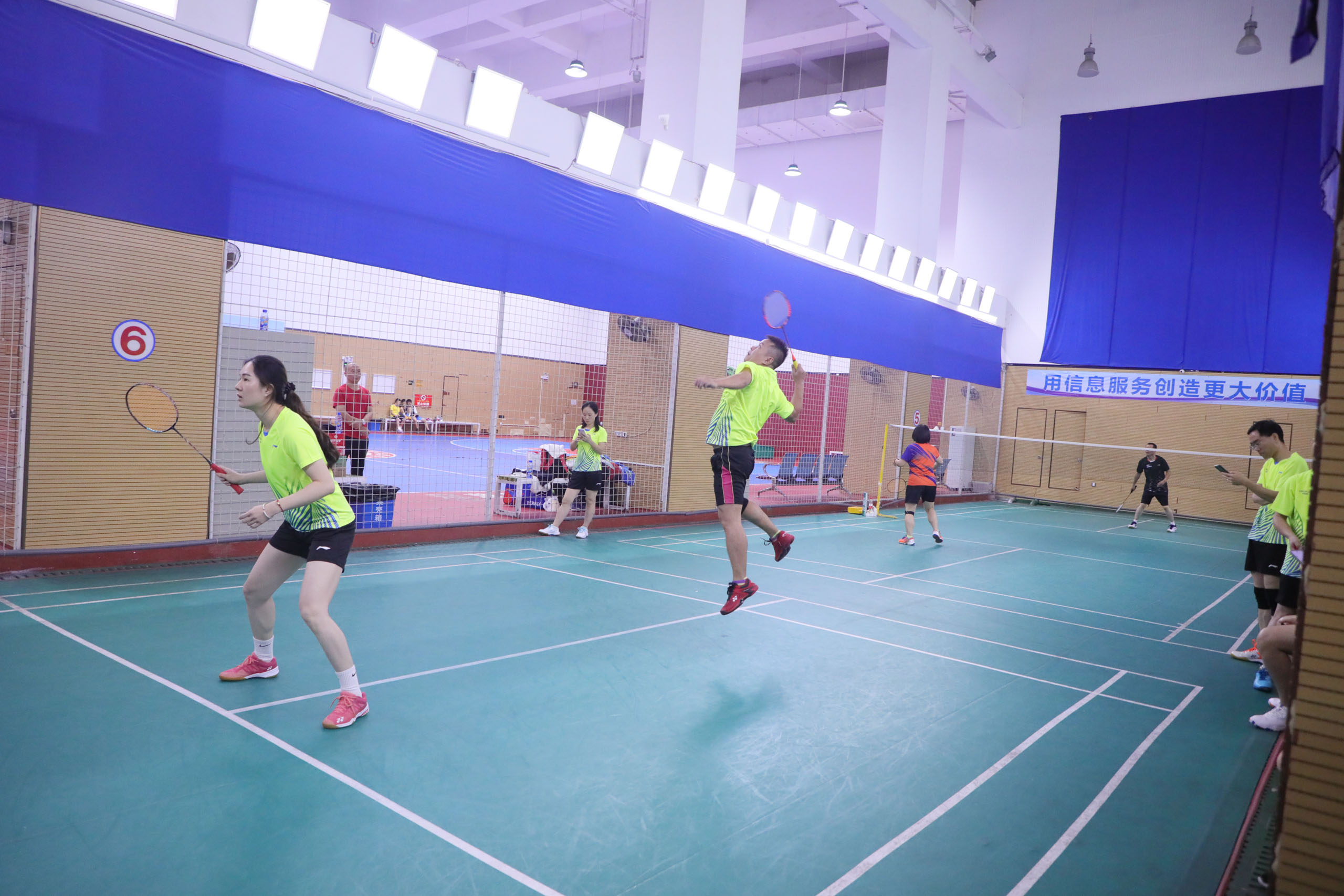 活力十足、激情绽放！中电信息“创新杯”职工羽毛球大赛圆满举行