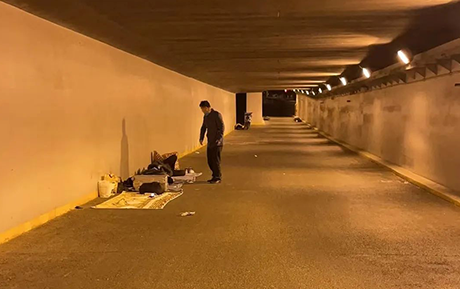 面临疫情，他选择露宿陌头