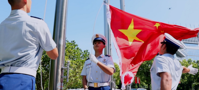 五星红旗在上海浦东软件园迎风飘扬