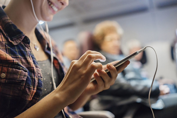 13家国内航空公司解禁手机 机载WiFi掘金前景广阔