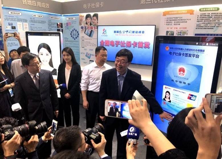 全国通用！人社部签发首张全国统一电子社保卡