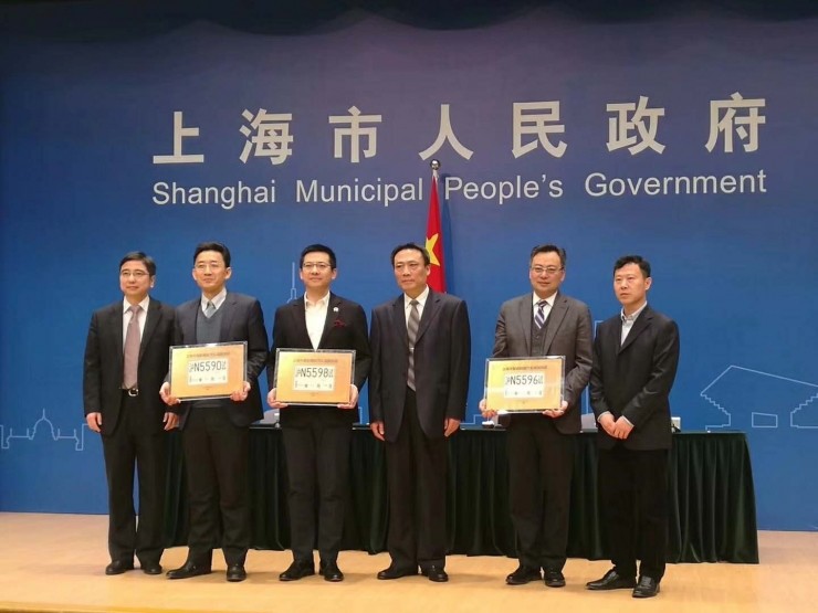上海出台智能网联汽车道路测试管理办法，并为这两家车企颁发了路测牌照