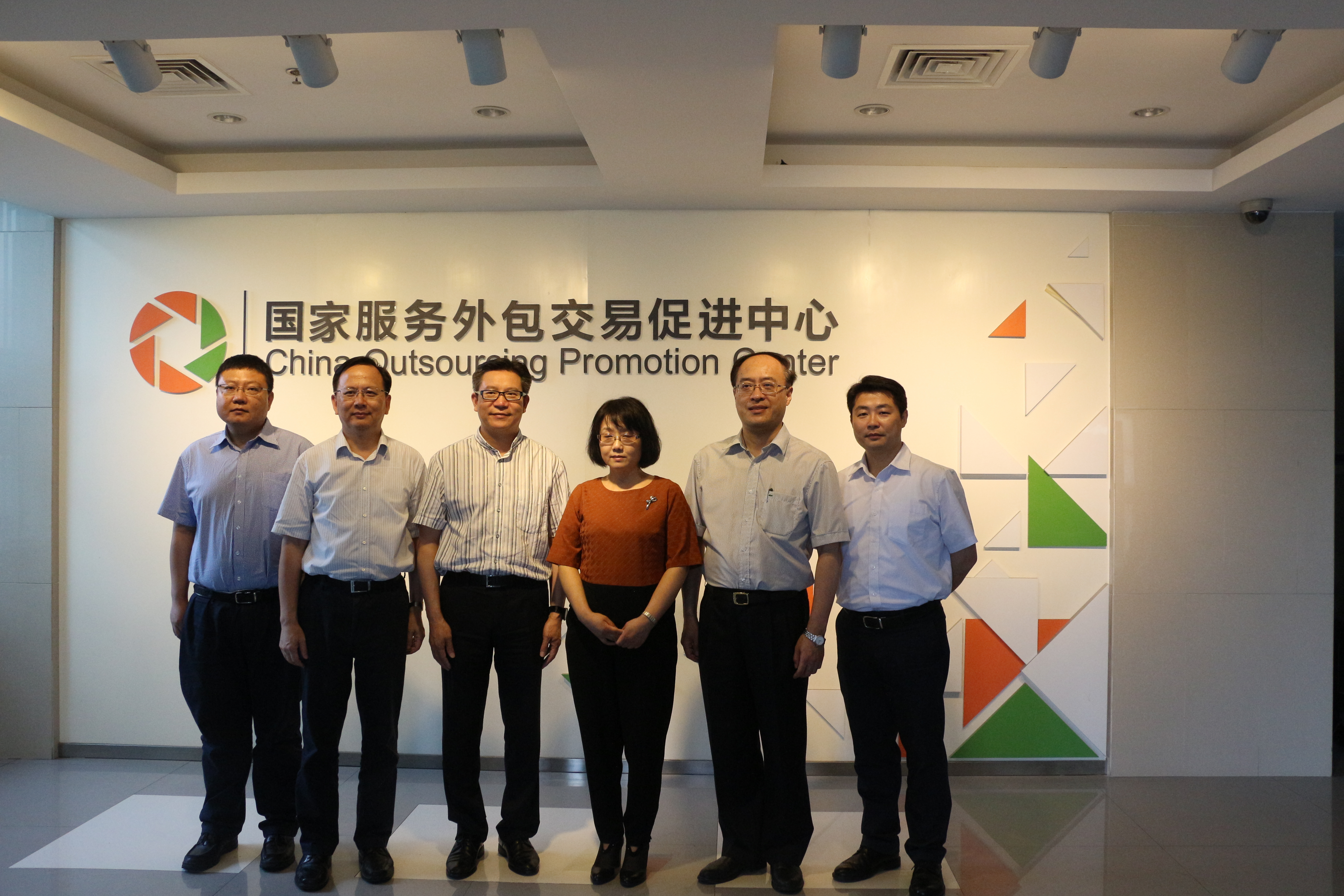 市商务委主任尚玉英调研外包中心建设情况