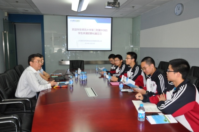 华师大二附中学生来浦软孵化器见习