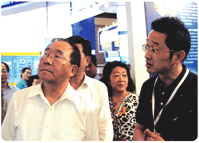 2009年6月，国家金卡工程协调小组第二任组长，原信息产业部长吴基传在华虹设计总经理李荣信的陪同下莅临华虹展位参观指导（左一：吴基传，右一：李荣信）