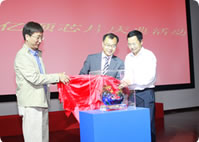 2010年10月9日，CEC总经理刘烈宏（中）、上海市经济和信息化委员会副主任邵志清（右）和CEC集成电路事业本部主任、华虹设计董事长赵贵武（左）共同为华虹设计“第十亿颗芯片”揭幕