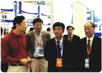 2009年10月，工业和信息化部电子信息司副司长丁文武（右二），中国半导体行业协会常务副理事长许金寿（右一），中国电子产业集团有限公司规划部总经理、上海华虹集成电路有限责任公司董事长赵贵武（左二）在上海华虹集成电路有限责任公司总经理李荣信（左一）的陪同下参观了华虹展位