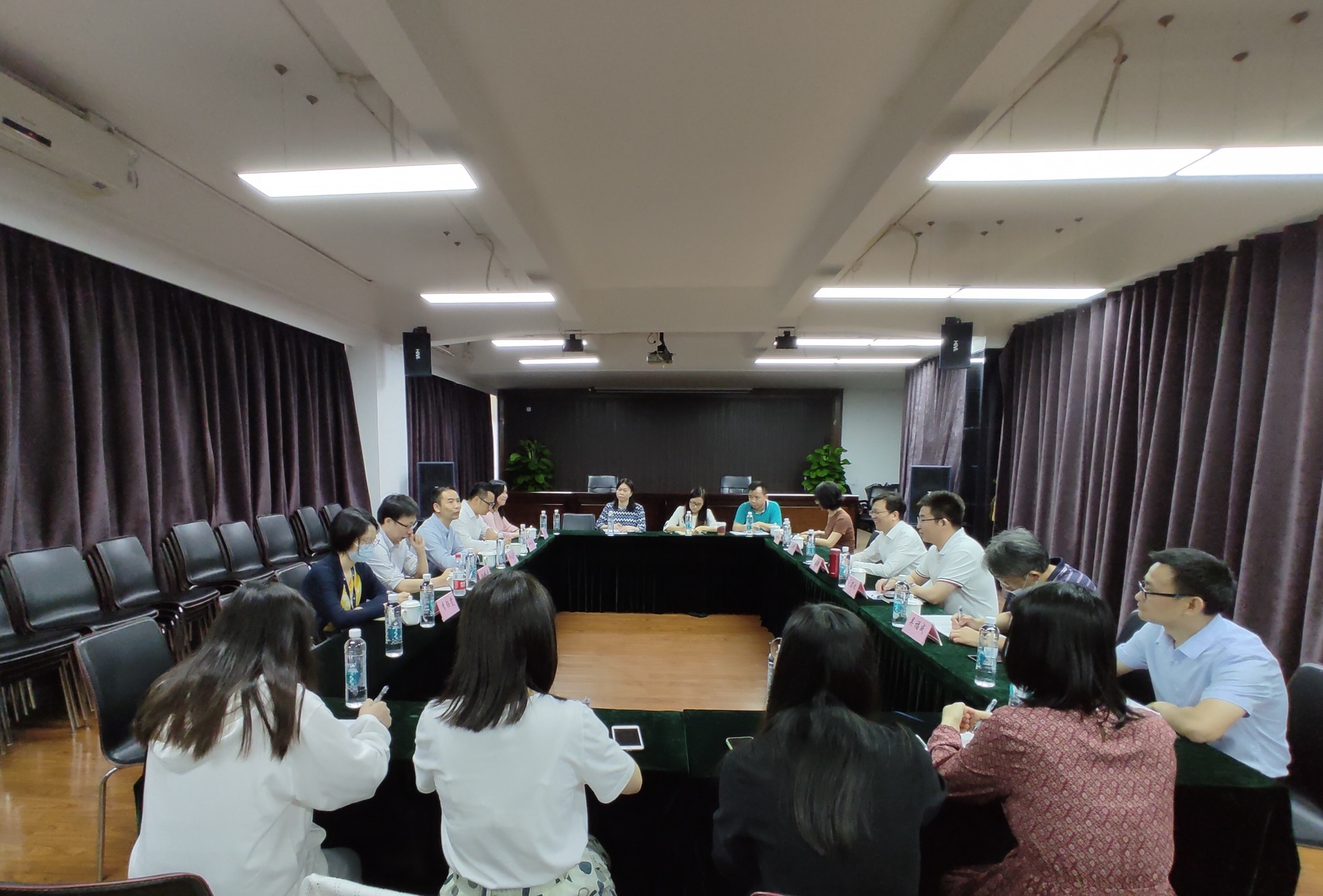 邓穗兴一行到广检工程检测中心调研交流