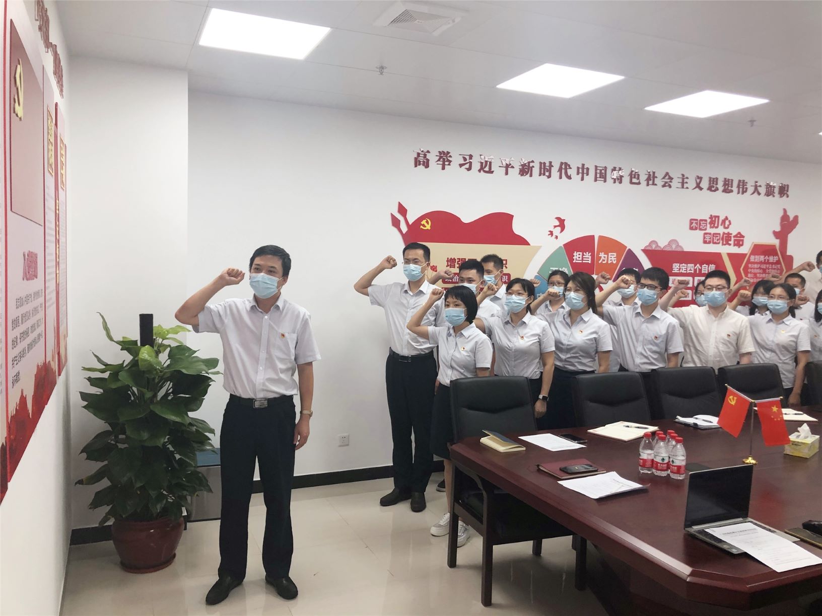 “百年征程波澜壮阔 百年初心历久弥坚”——广科党支部开展重温入党誓词及观看大型文献专题片《敢教日月换新天》