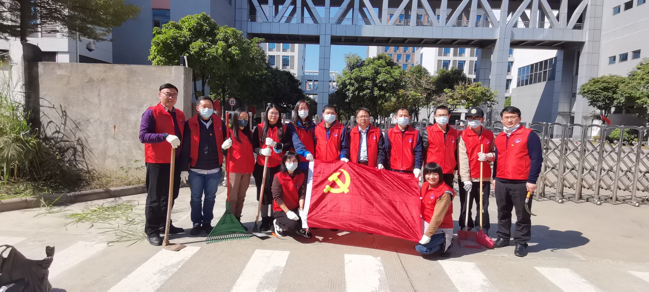 清杂草 办实事 美丽广检我先行 ——广技公司党员服务队开展爱国卫生实践活动