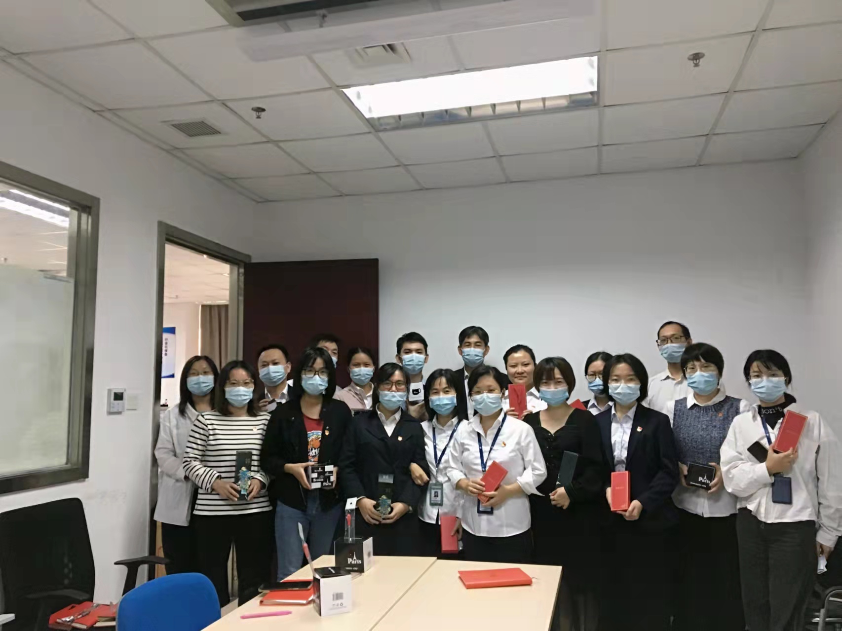 颂赞新成就 讴歌新时代 ——广检集团广纺第三党支部开展国庆创意作品分享主题党日活动