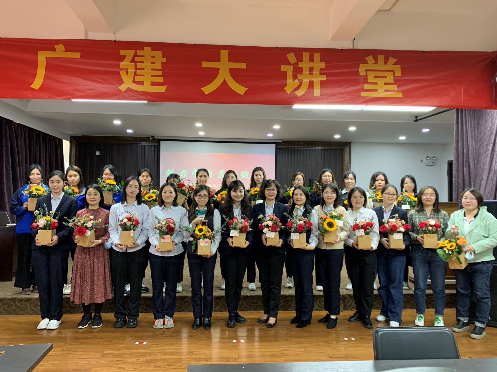 “诗情花意 巾帼展风采”——广检工程检测中心工会举办插花、诗歌征集系列庆祝“三八”国际劳动妇女节活动