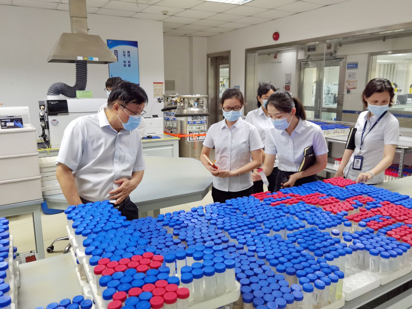 集团党委副书记、副董事长、总经理黄勇等一行莅临广质调研一线检测工作和机构运行情况