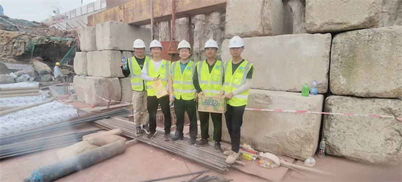 顶骄阳 洒汗水 广检人坚守工程检测一线