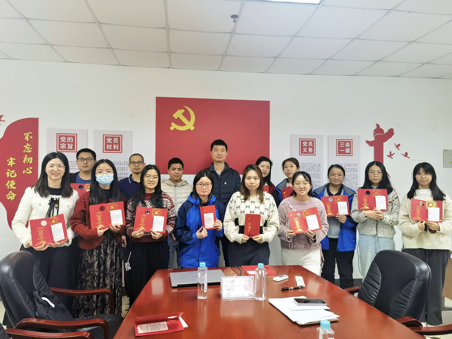 红色誓言：党旗下的庄严承诺——广质第五党支部举行党员政治生日活动